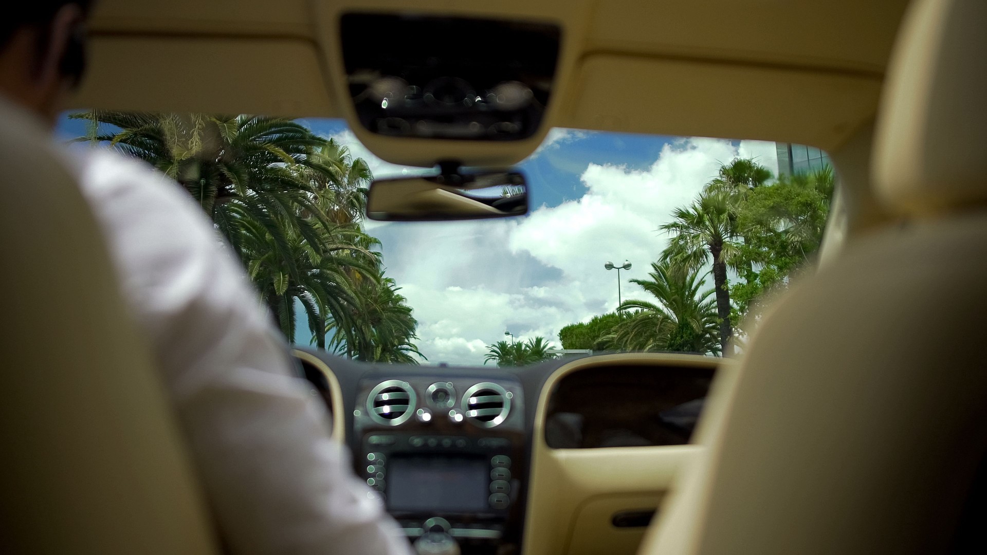 Uomo alla guida di un veicolo di lusso nella città turistica, vacanze estive, viaggio d'affari