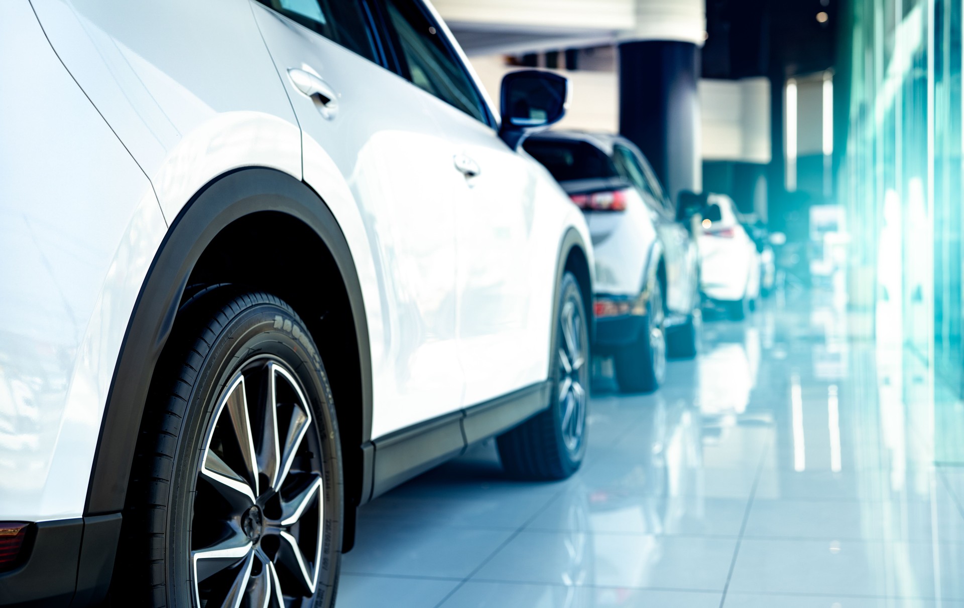 Auto parcheggiata in showroom di lusso. Ufficio concessionaria auto. Attività di autosalone. Auto nuova parcheggiata in moderno showroom. Auto in vendita e attività di noleggio. Leasing e assicurazioni automobilistiche. Automobile elettrica.